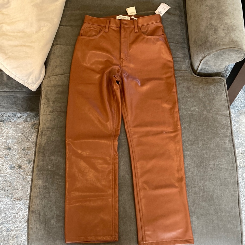 Abercrombie & Fitch The ‘90s Straight Ultra High Rise vegan leather pants 28 6s